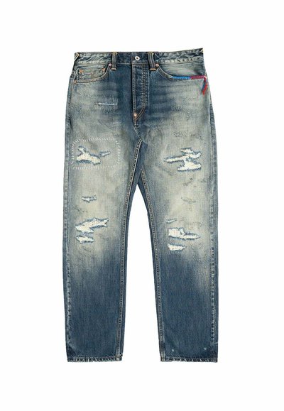 Jeans in denim blu con toppe consumate e aree sfilacciate sulle sezioni anteriori di coscia e ginocchio, caratterizzati da un dettaglio di filo rosso e blu vicino alla vita.
