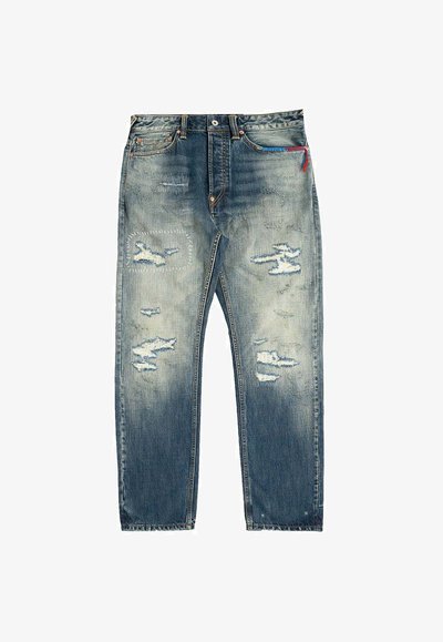 Jeans in denim blu con toppe consumate e aree sfilacciate sulle sezioni anteriori di coscia e ginocchio, caratterizzati da un dettaglio di filo rosso e blu vicino alla vita.