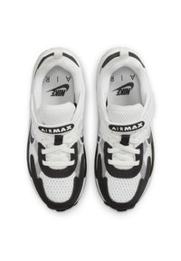 Ténis Nike Air Max com parte superior em malha branca, detalhes em preto, sola texturizada e um distintivo "AIRMAX" proeminente na língua. Design com atacadores.