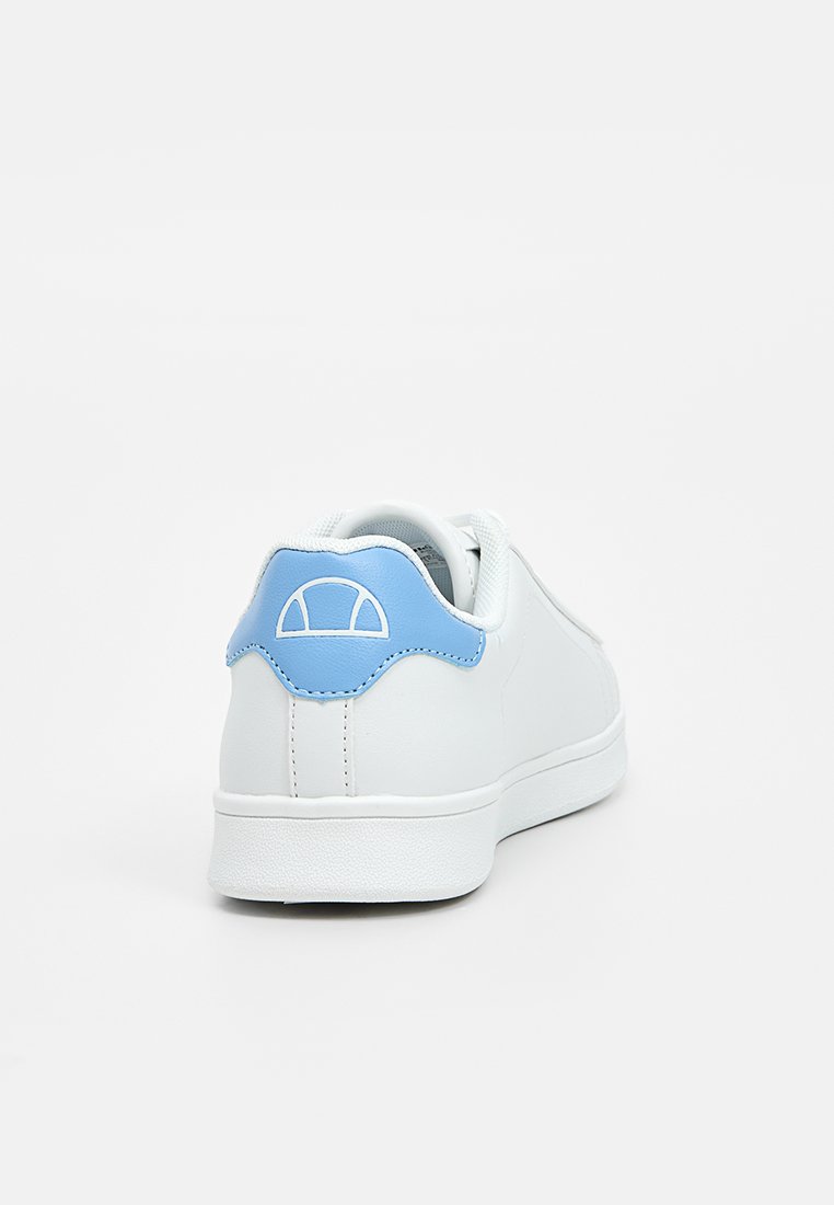 Weiße Sneaker mit einer glatten Lederoberfläche, runder Form und einem hellblauen Akzent an der Ferse, der ein rundes Muster aufweist.