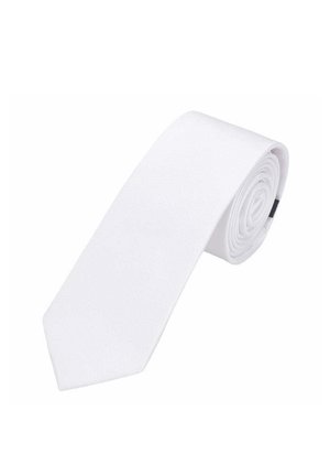 Weiß texturierte Stoffkrawatte eng gerollt, zeigt spitze Spitze und aufgerolltes Ende auf weißem Hintergrund.