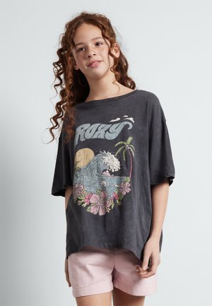 Tumehall messi T-särk pehmest kangast, millel on graafika lainetest, päikesest ja lilledega pastellvärvides. Lühikesed varrukad ja lai kaelus.