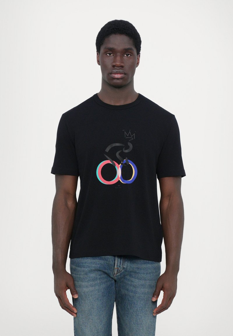 T-shirt noir à manches courtes présentant un design graphique coloré de cercles superposés et un motif de couronne à l'avant. Tissu doux au toucher.