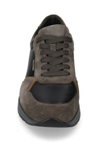 Sneaker da uomo in suede marrone scuro e pelle nera. Presenta punta rotonda, chiusura con lacci e suola in gomma con accenti sottili.