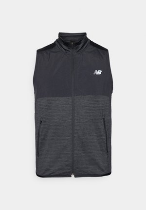 Chaleco sin mangas para hombre en gris oscuro con una textura jaspeada, con cierre de cremallera en el frente, cuello alto y dos bolsillos laterales. Logo de New Balance en el pecho.