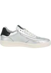 Silberne Ledersneaker mit weißen Schnürsenkeln, gepolstertem Zungenbereich und einem schwarzen Akzent an der Ferse. Mit strukturiertem Finish und einer weißen Gummisohle.