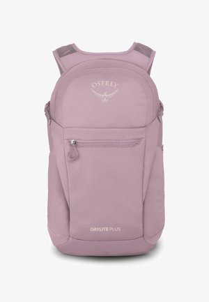 Hellvioletter Osprey Daylite Plus Rucksack mit vorderer Reißverschlusstasche, gepolsterten Schultergurten und Logo auf der oberen Frontplatte.