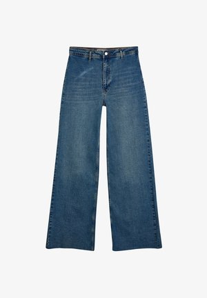 Jeans de pierna ancha en denim, de color azul, con una cintura alta, diseño de cinco bolsillos y una textura suave con un ligero desvanecido en la tela.