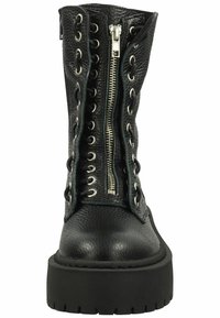 Bota de combate de cuero negro con un acabado texturizado. Presenta un cierre con cremallera junto a ojales de metal para los cordones. Suela gruesa.