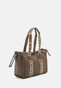 Bruine leren tote bag met beige logo-riemen, rechthoekige vorm, ritssluiting en contrasterende textuurpanelen. Voorzien van twee handvatten aan de bovenkant.