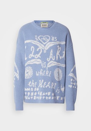 Lyseblå sweater lavet af strikket stof. Har hvid grafisk tekst og designs, herunder hjerter og cirkler, på forsiden. Rund halsudskæring.