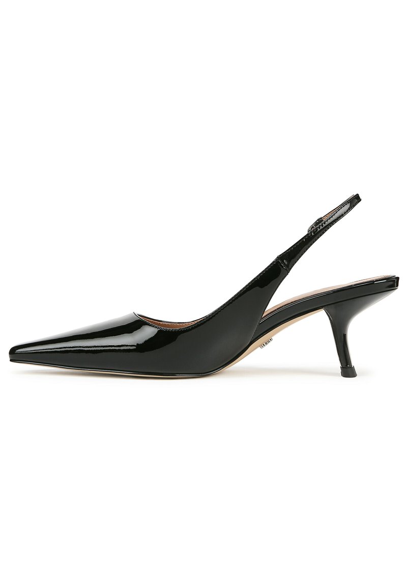 Scarpa slingback in pelle verniciata nera con punta affilata e tacco a stiletto basso. Presenta una texture liscia e un design minimalista.