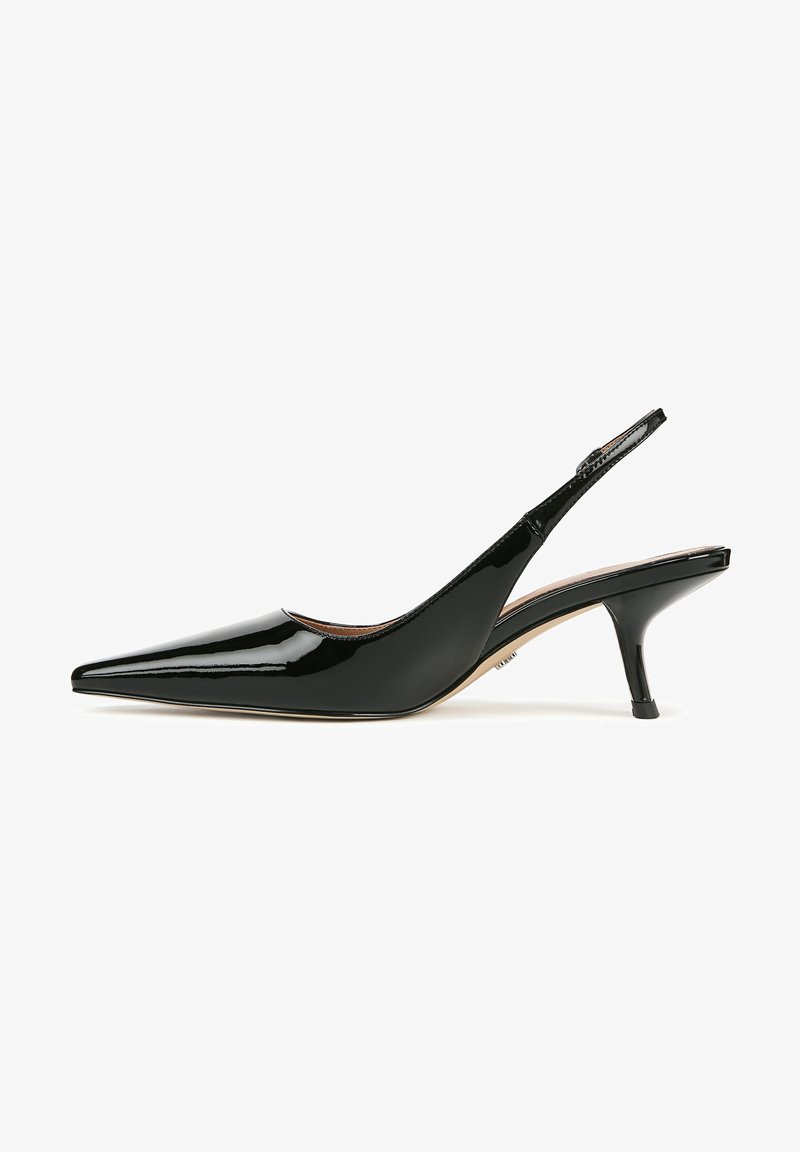 Scarpa slingback in pelle verniciata nera con punta affilata e tacco a stiletto basso. Presenta una texture liscia e un design minimalista.