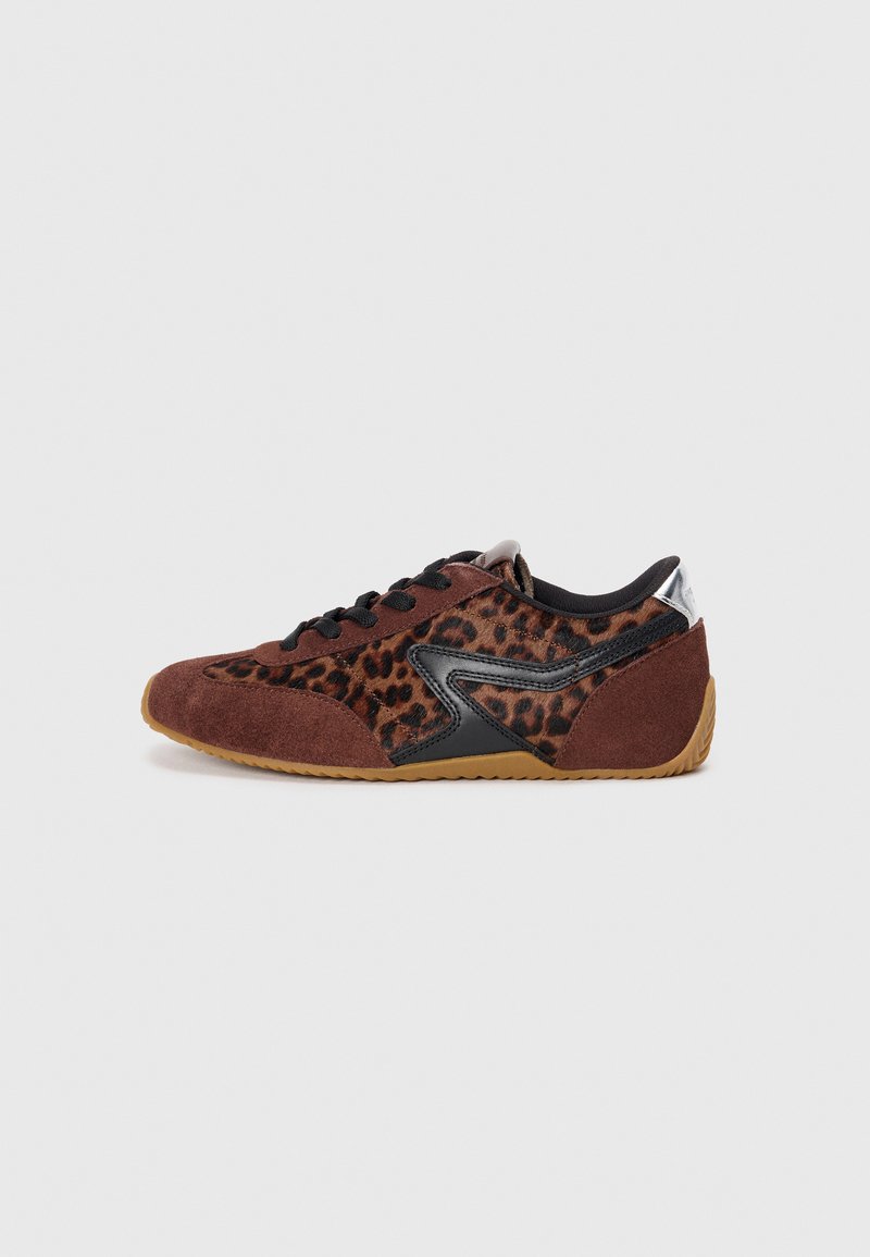 Sneaker in stampa leopardata marrone e nera con materiali in suede e pelle, punta arrotondata, suola piatta in gomma e lacci neri. Accento argento sul tallone.