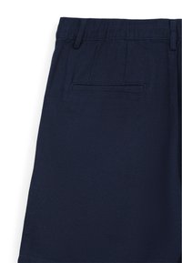 Shorts bleu marine avec un tissu texturé, dotés d'un devant plat, de poches latérales et d'une poche arrière unique. Taille élastique pour plus de confort.