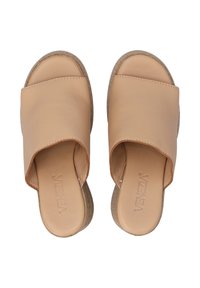 Beige leren slip-on sandalen met een brede band, getextureerde tan binnenzool en een natuurlijke kurkachtige platformzool. Plat ontwerp voor gemakkelijk dragen.