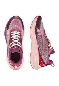 Des chaussures de sport dotées d'une tige en maille légère dans des nuances de rose et de violet, avec des lacets blancs et une semelle épaisse et rembourrée agrémentée d'accents rouges texturés.