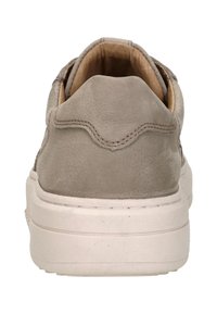 Grijze leren sneaker met een gestructureerd oppervlak en een laag profiel ontwerp. Voorzien van een gevoerde binnenkant en een witte rubberen zool.