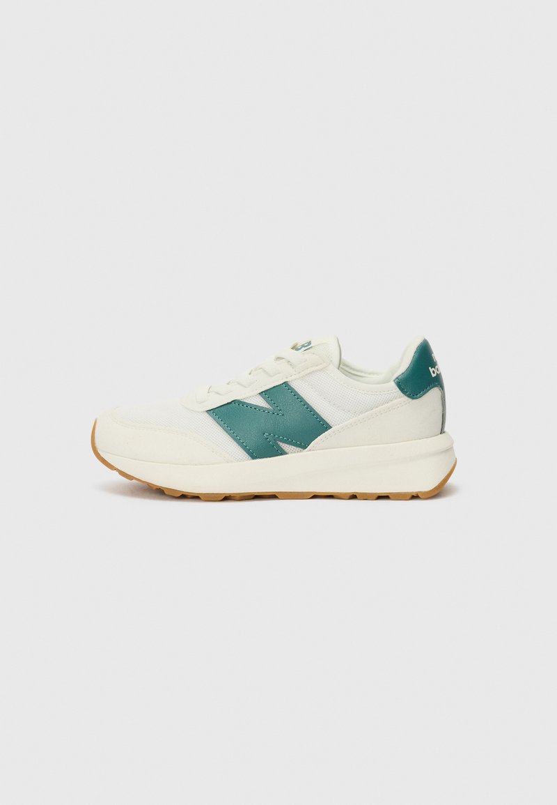 Des sneakers avec une tige en tissu blanc, des accents en synthétique teal et une semelle en caoutchouc. Les caractéristiques comprennent un design à lacets et un col rembourré.