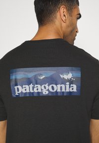 Patagonia BOARDSHORT LOGO POCKET RESPONSIBILI-TEE - Potiskana majica - black/grey