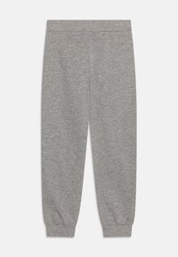 Grå joggebukser laget av bomullsblanding, med elastisk midje, smale ben og ribbede mansjetter ved anklene.