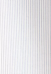 Katoenen stof met verticale blauw-witte strepen. De textuur is glad met een lichte glans, met fijne stiksels langs de randen.