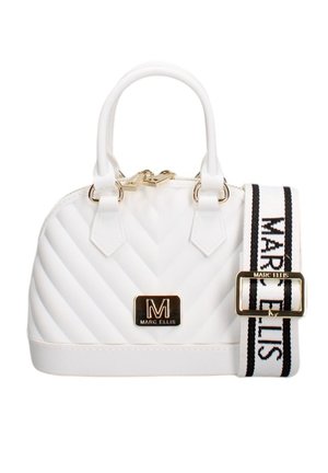 Witte gewatteerde handtas met gouden beslag en dubbele bovenhandvatten, voorzien van een verstelbare witte band met zwarte "Marc Ellis"-opdruk.