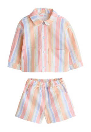 Kinder-Zweiteiler mit pastellfarbenen vertikalen Streifen, bestehend aus einem langärmeligen Hemd mit Taschen und Knopfleiste sowie Shorts mit elastischem Bund.