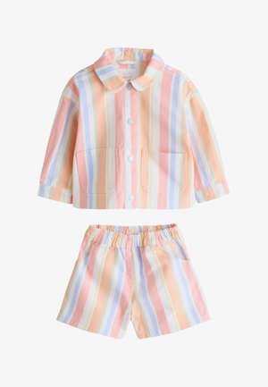Børneto-delt sæt med pastelfarvede lodrette striber, inklusive en langærmet skjorte med knapper og lommer samt shorts med elastisk talje.