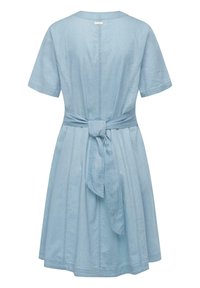 Vestido de mezclilla azul claro con mangas cortas, cintura ajustada y un lazo en la parte posterior. Presenta pliegues y un escote redondo.