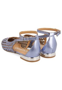 Sandalias de cuero metálico azul claro con acentos trenzados, tira al tobillo y detalle de tacón plateado; el diseño abierto mejora la transpirabilidad.