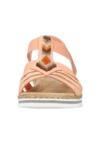 Sandale pêche avec de larges brides, accents en perles orange et marron, semelle rembourrée et semelle en caoutchouc blanche. Design ouvert à l'avant.