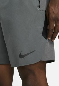 Nike Performance Pantaloncini sportivi - iron grey/black
