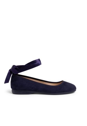 Chaussure de ballet plate bleu marine avec bout arrondi et ruban à nouer à la cheville, présentée sur fond blanc.