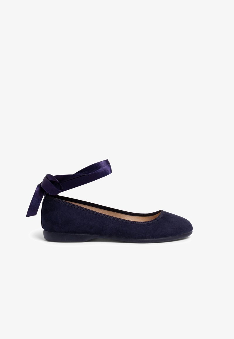 Chaussure de ballet plate bleu marine avec bout arrondi et ruban à nouer à la cheville, présentée sur fond blanc.