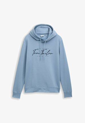 Jasnoniebieska bluza z kapturem z miękkiego materiału, z regulowanym kapturem. Posiada centralnie umieszczone logo w ciemnoniebieskim pisanym tekście. Długie rękawy z ściągaczami.