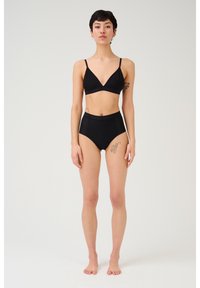 Set di lingerie nera composto da un reggiseno triangolare e un sottacostume a vita alta. Realizzato in tessuto morbido e elasticizzato con dettagli minimi.