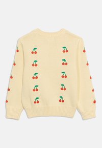 Πλεκτό πουλόβερ κρεμ με κόκκινα σχέδια κερασιών και πράσινους μίσχους, τοποθετημένα ομοιόμορφα στην πλάτη και στα μανίκια.