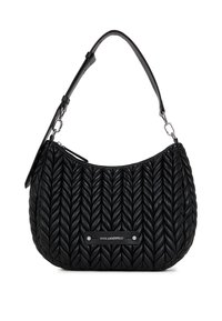 Sac à main en cuir noir avec une texture tressée, une forme courbée et une bandoulière amovible. Présente une plaque logo en argent sur le devant.