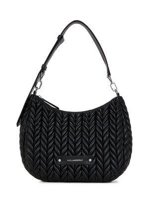 Bolso de mano de cuero negro con textura trenzada, forma curva y correa de hombro desmontable. Presenta una placa de logo plateada en la parte frontal.