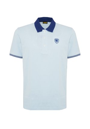 Polo azzurro chiaro a maniche corte con colletto blu scuro, tre bottoni, bordi delle maniche a righe e piccolo logo blu sul petto a sinistra.