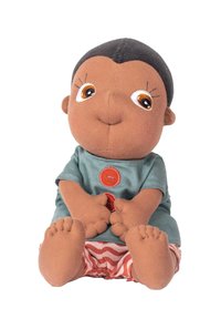 Braune Stoffpuppe mit rundem Gesicht, großen Augen und kurzen Haaren. Gekleidet in ein türkisfarbenes Shirt mit roten Knöpfen und gestreiften Shorts. Weiche, strukturierte Füße.