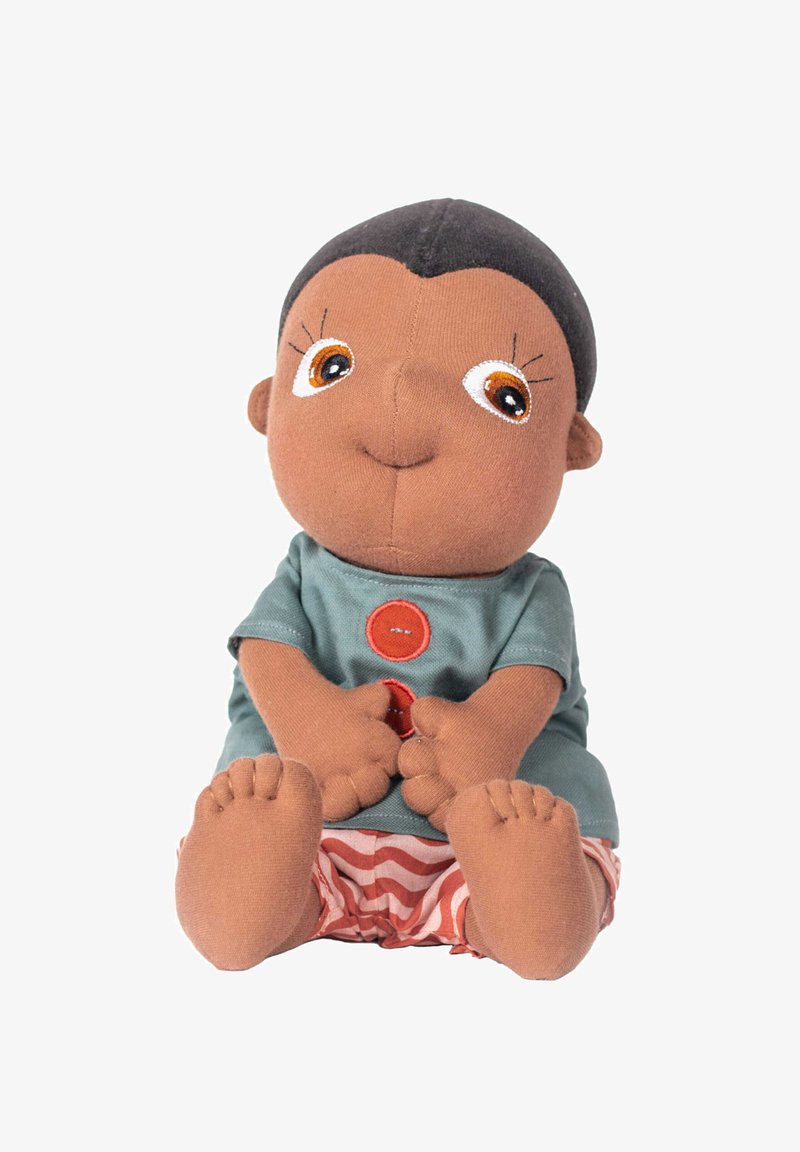 Braune Stoffpuppe mit rundem Gesicht, großen Augen und kurzen Haaren. Gekleidet in ein türkisfarbenes Shirt mit roten Knöpfen und gestreiften Shorts. Weiche, strukturierte Füße.