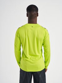 Langarm sportshirt in fel neon groen, gemaakt van glad, lichtgewicht materiaal, met een ronde hals en contrasterende zwarte accenten op de schouders.