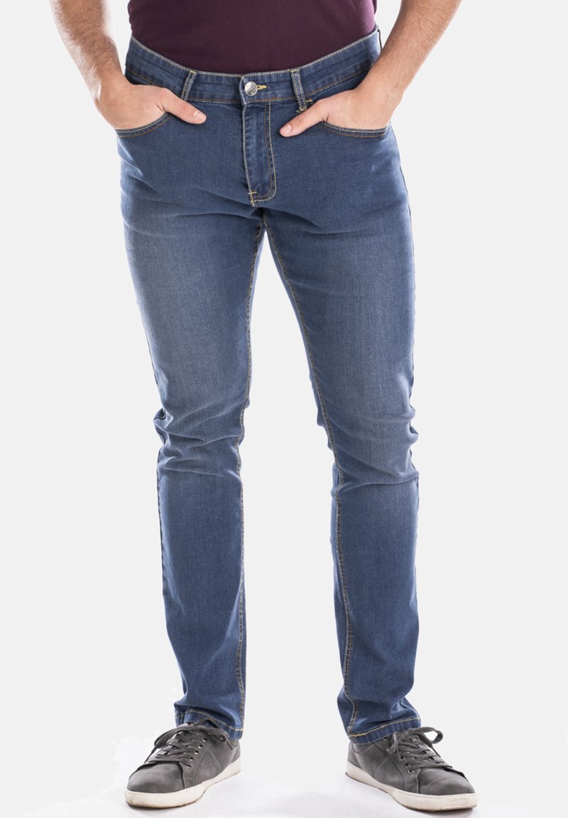 Jean en denim bleu pour homme avec une coupe slim, doté d'une fermeture à bouton et à glissière sur le devant, de deux poches avant et de détails de couture contrastants.