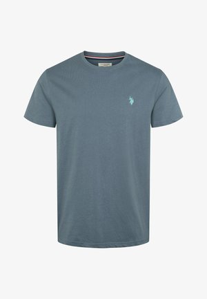 T-shirt en coton gris avec un col rond, présentant un petit logo vert brodé sur la poitrine et un détail rayé contrastant au niveau du col.