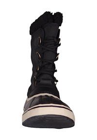 Framifrån vy av en svart vinterkänga med snörning, metallöglor, tjock vit sula och en hårig krage högst upp.