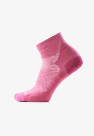 Pinkfarbige Knöchelsocke mit geometrischen Mustern und verstärkter Ferse, dargestellt auf weißem Hintergrund.