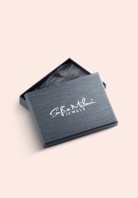 Scatola per gioielli grigia con texture, con interno nero. Presenta un logo "Sofia Milani JEWELS" in bianco, centrato sul coperchio.