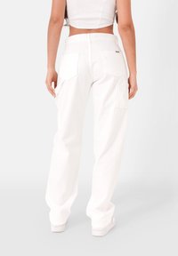 Witte cargobroek met een relaxte pasvorm, voorzien van meerdere zakken, een middelhoog taille en een soepele katoenstructuur. Geschikt voor casual gelegenheid.